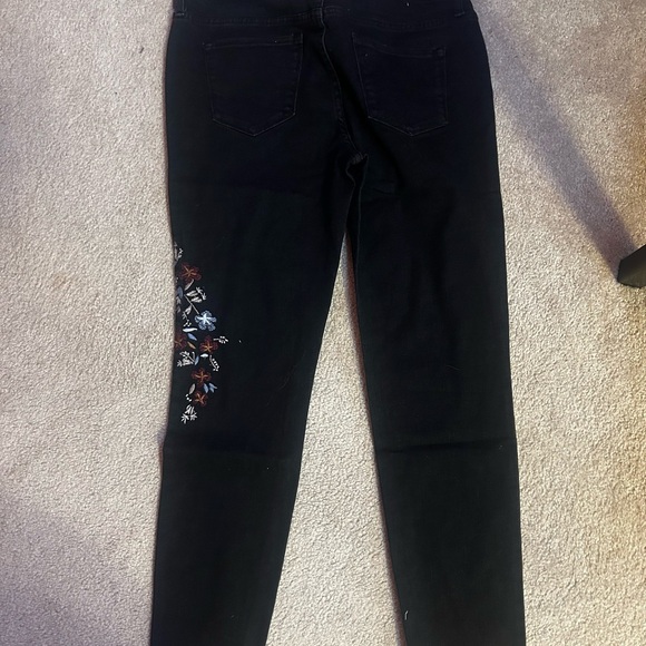 NWT Women's Black Embroidered Jeans - Picture 3 of 4